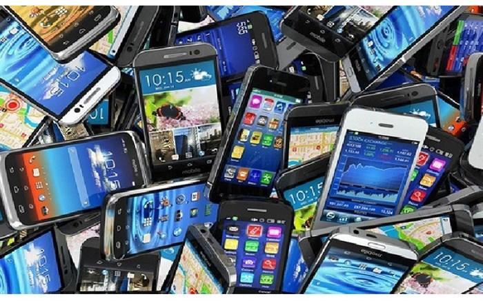 اهدای 102 گوشی هوشمند به دانش آموزان نیازمند در ناحیه 2 بهارستان