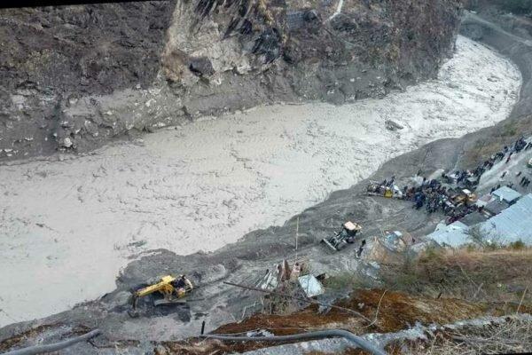 سقوط یخچال طبیعی، 140 تن مفقود شدند