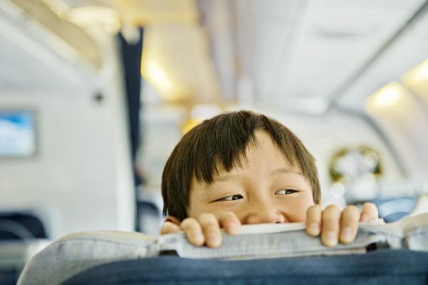 چگونه در هوا پیما با والدینی که با کودک خود سفر می نمایند، رفتار کنیم؟