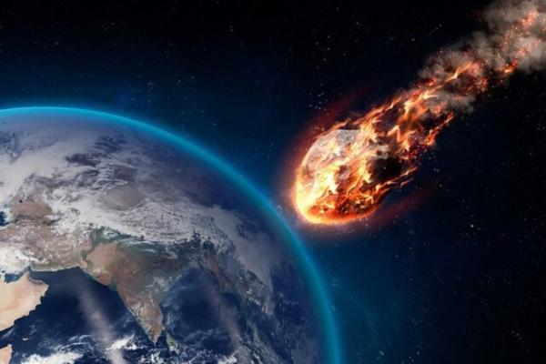 انفجار هیجان انگیز یک سیارک بر فراز کانال مانش