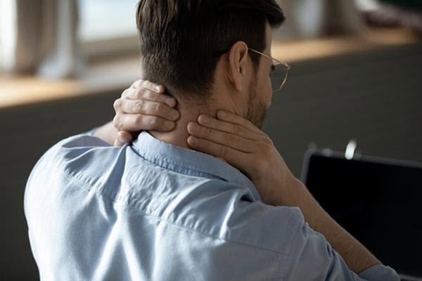5 راه چاره ساده برای درمان درد گردن و شانه